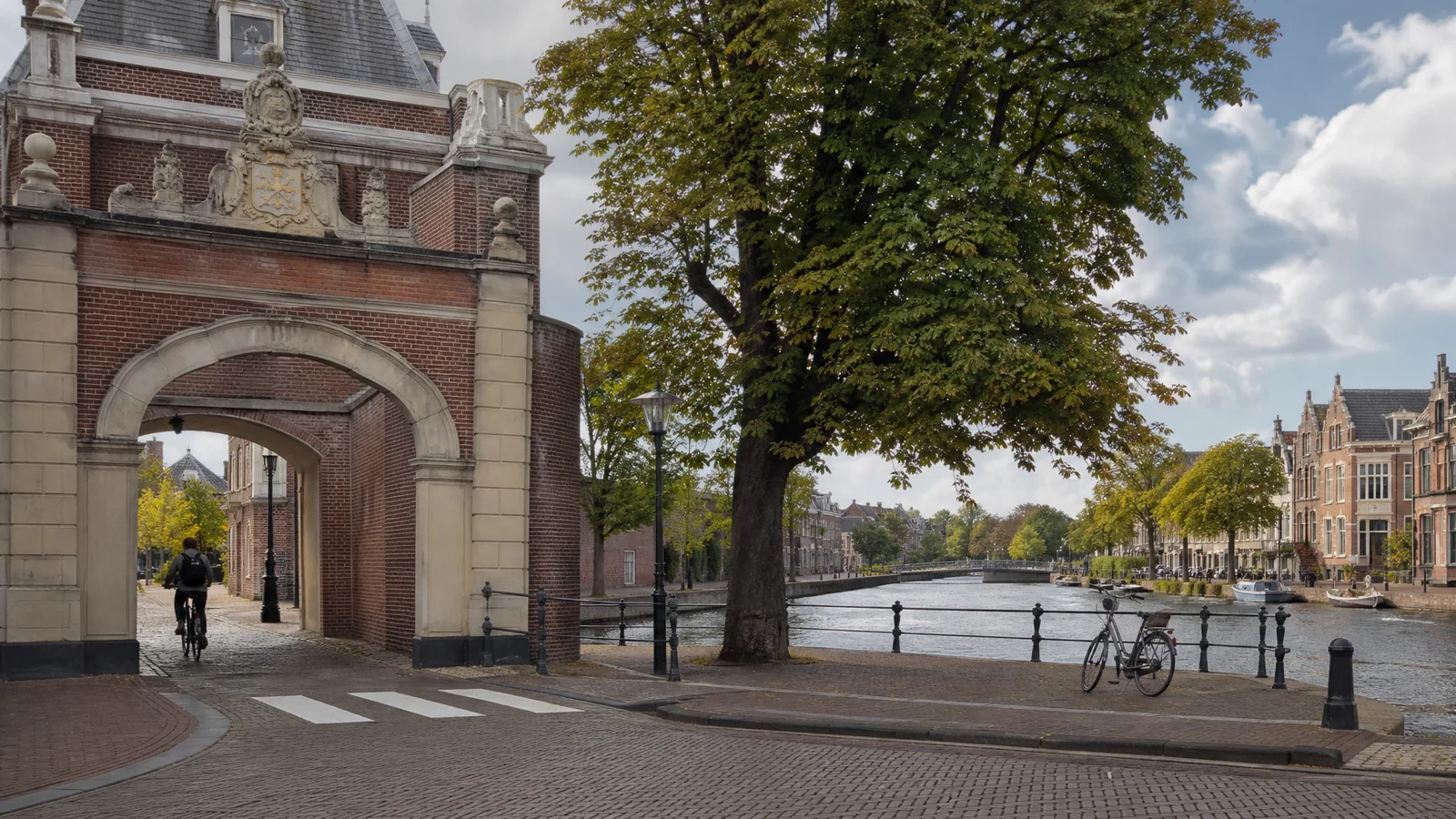 Realistisch Haarlems redactiebeeld bij Amsterdamse Poort: stadsrand en poortgevoel