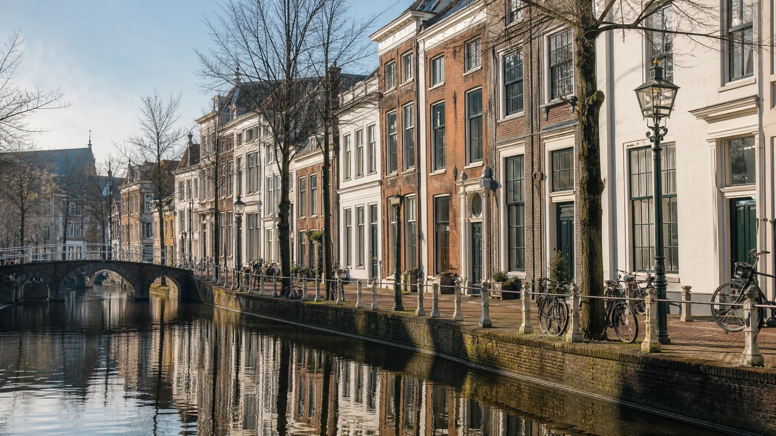 Realistisch Haarlems redactiebeeld bij Bakenessergracht: waterlijn en gevelritme