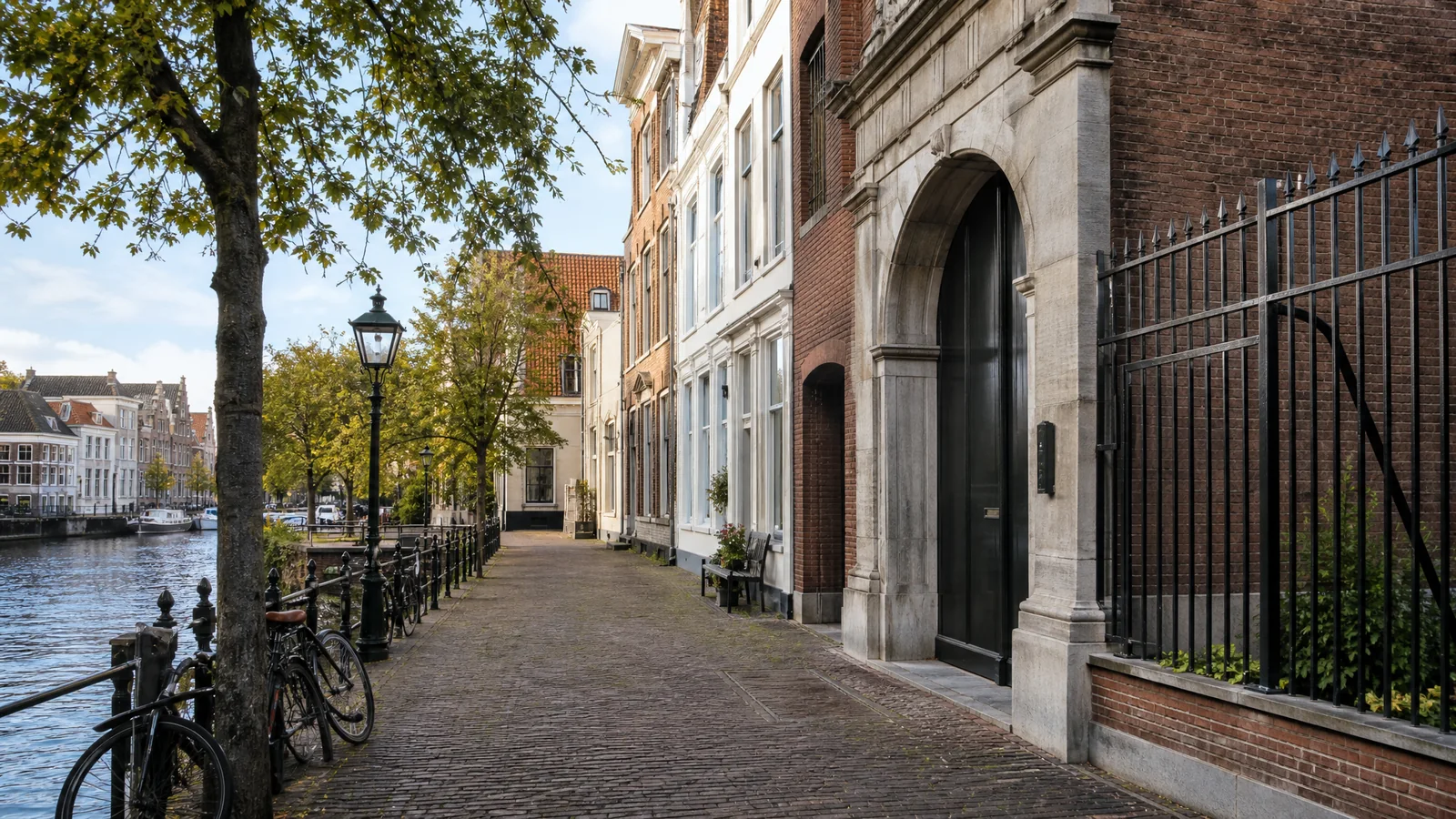 Neutrale visual met ID, huisregels en routevoorbereiding voor eerste bezoek