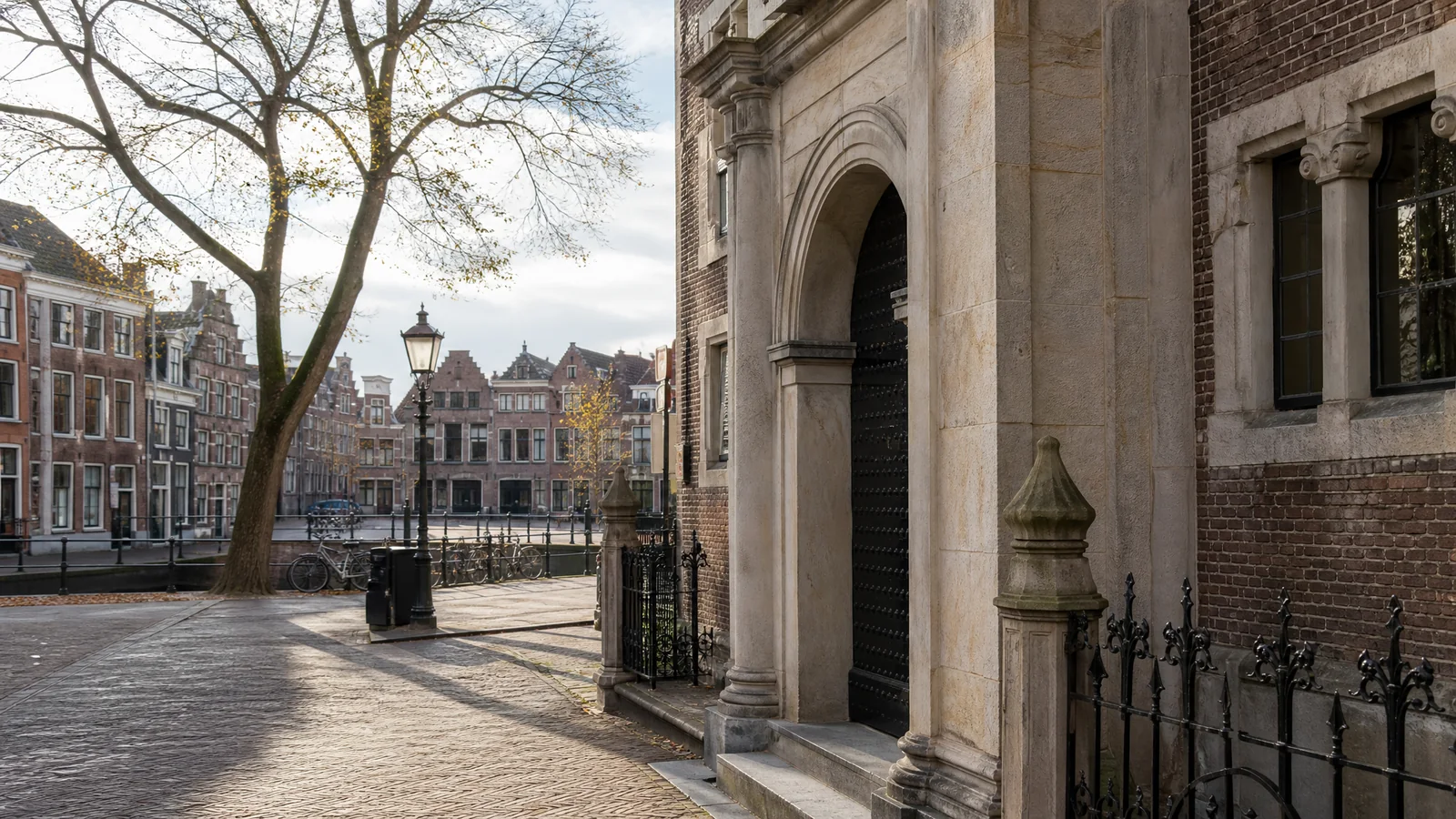 Realistisch Haarlems redactiebeeld bij Frans Hals Museum: hof, schilderkunst en rustig kijken