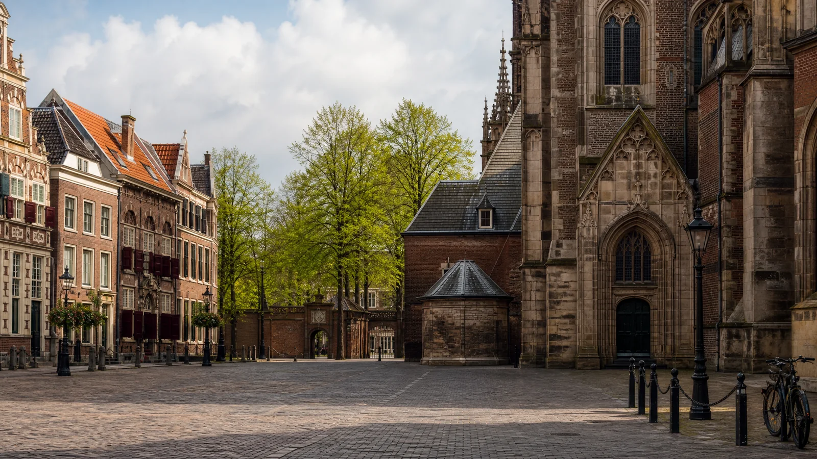 Realistische Haarlem-visual met kerkcontouren, marktstenen en zacht klokritme