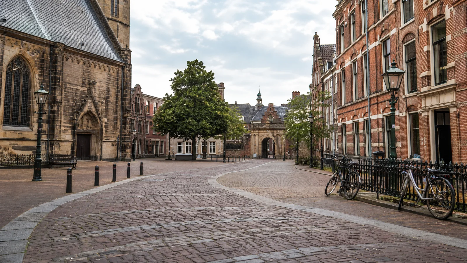 Realistisch Haarlems routebeeld met straatstenen, gevels en rustige loopruimte