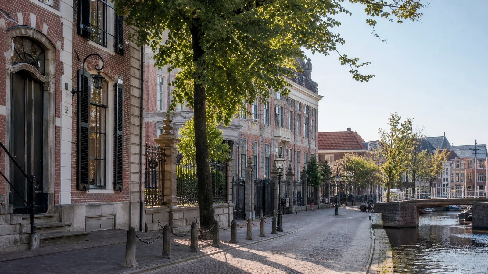 Realistische redactionele visual van Haarlem centrum met gevels, straatboog en waterlijn