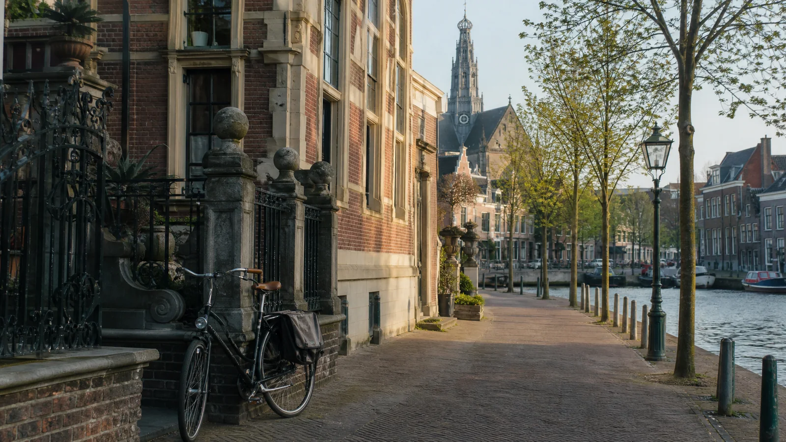 realistische Haarlemse gevel- en klankvisual zonder mensen, leesbare tekst, logo's of productbeeld
