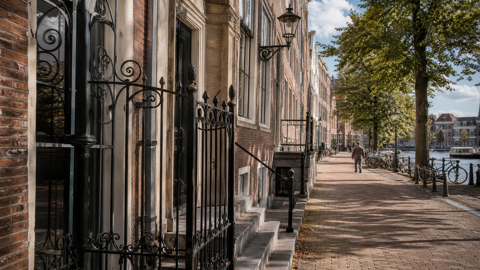 Realistisch Haarlems redactiebeeld met bakstenen gevels, ramen en rustige straatruimte zonder mensen of reclame