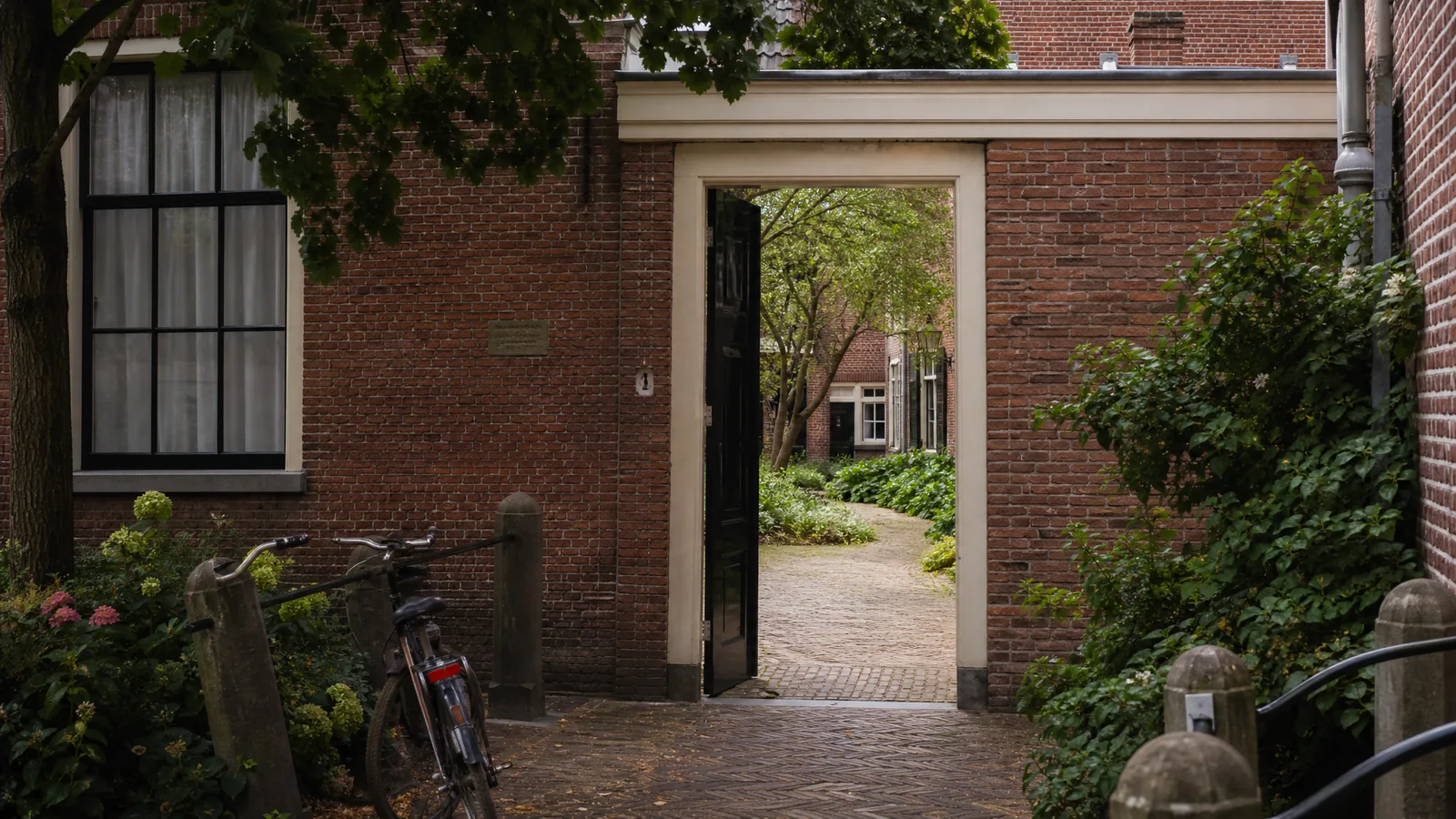 realistische hofjesvisual met poort, binnentuin en Haarlemse gevelvormen