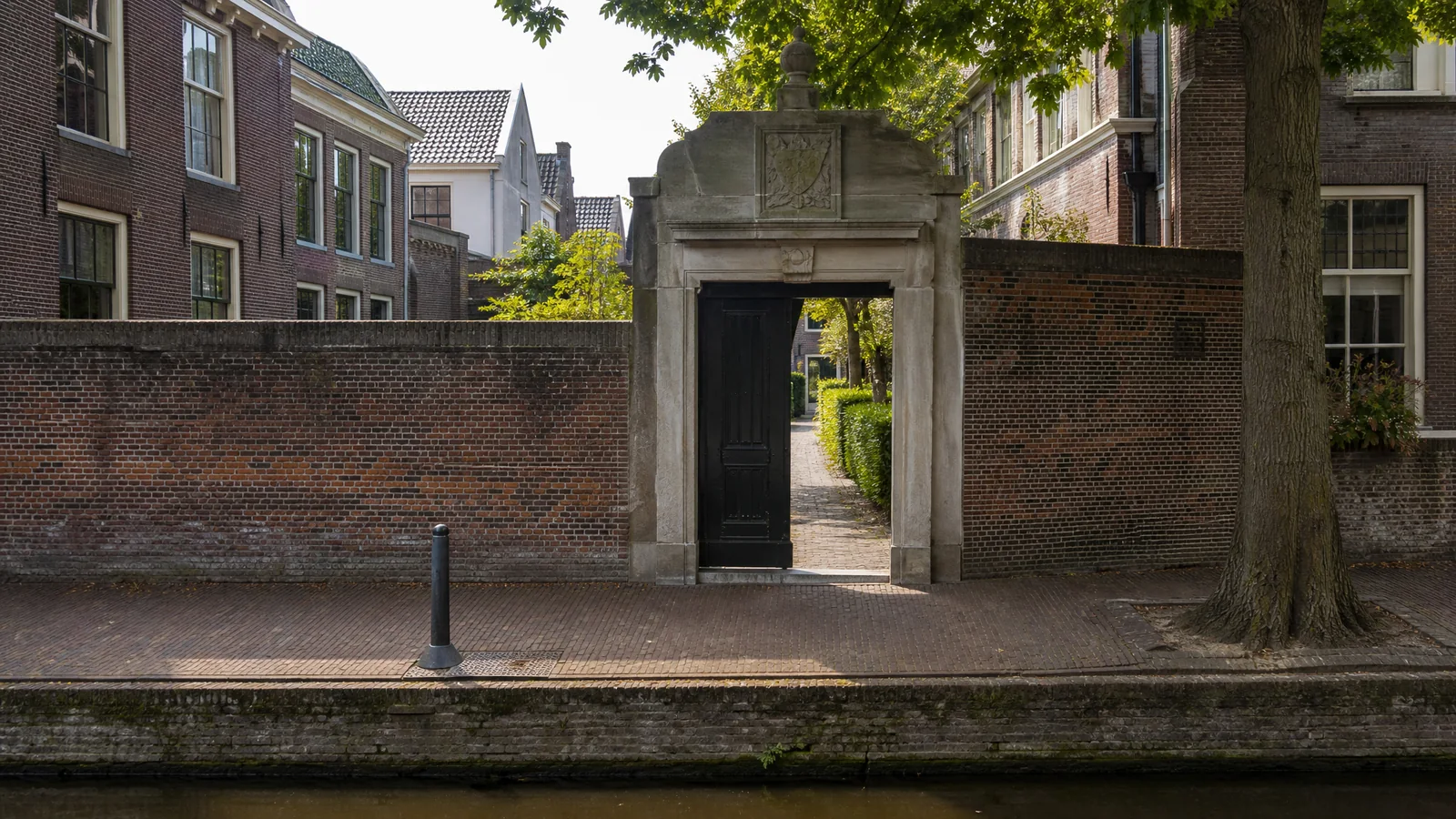 Realistische Haarlem-visual bij Hofje van Bakenes als rustige notitie over hofjescultuur, poortgevoel en gedeelde stilte