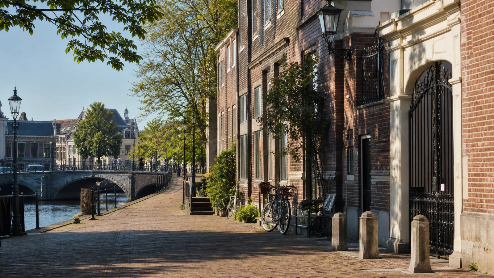 Realistische Haarlem-visual met gevelritme, zachte avondlijnen en kleine podiumvormen