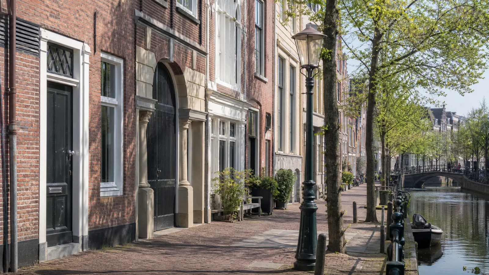 Realistisch Haarlems redactiebeeld bij Klaasstraat: kleine schaal en geveldetails