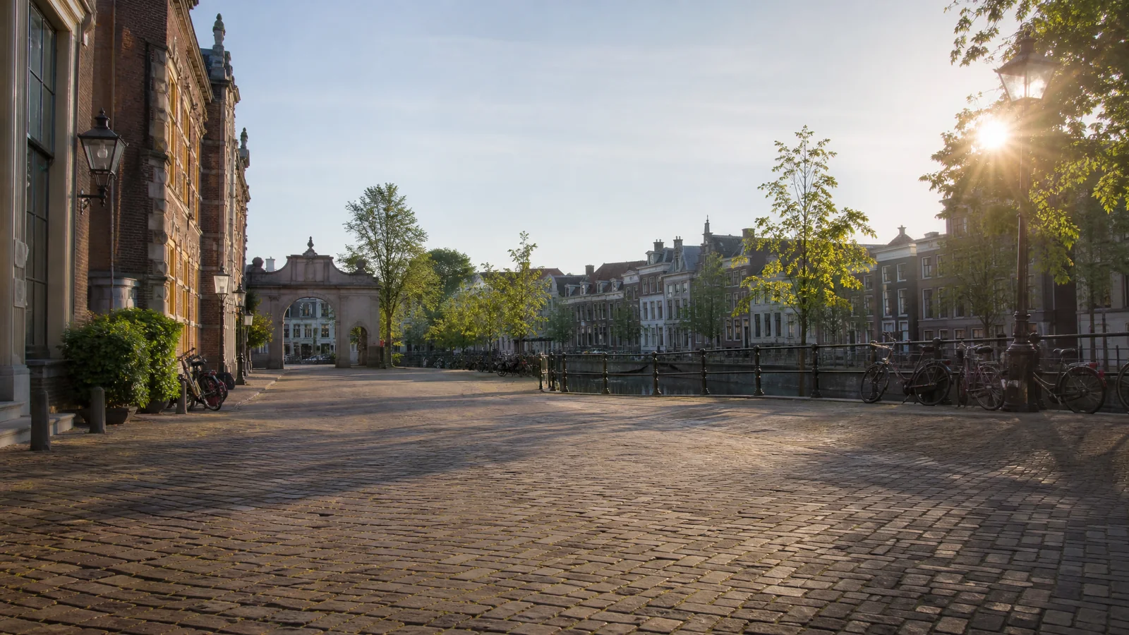 realistic avondbeeld van Haarlemse gevels, water en een rustige looplijn zonder mensen of producten