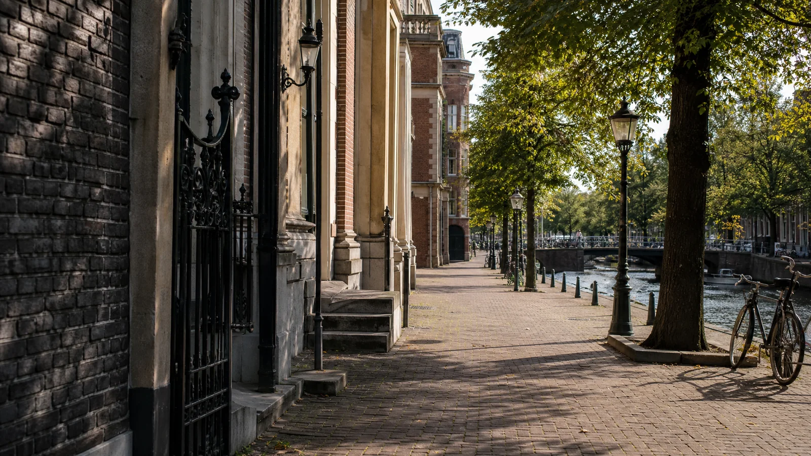 Realistische Haarlem-visual met filmkaders, gevelritme en regenreflecties