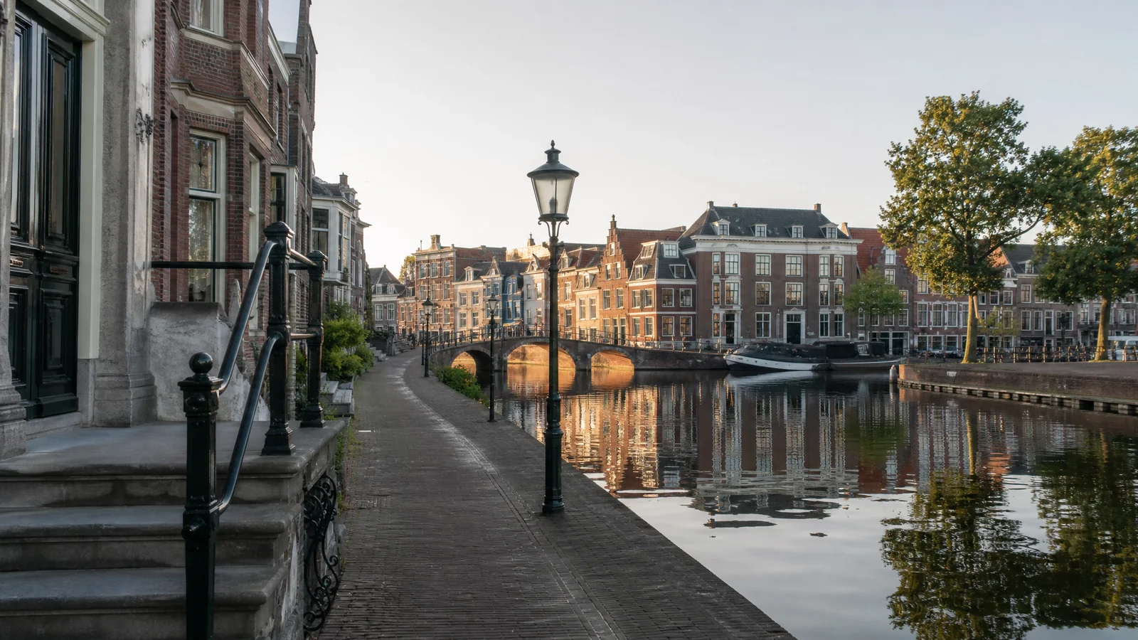 Rustige Haarlemse waterkant met gevels, brug en weerspiegeling in het water