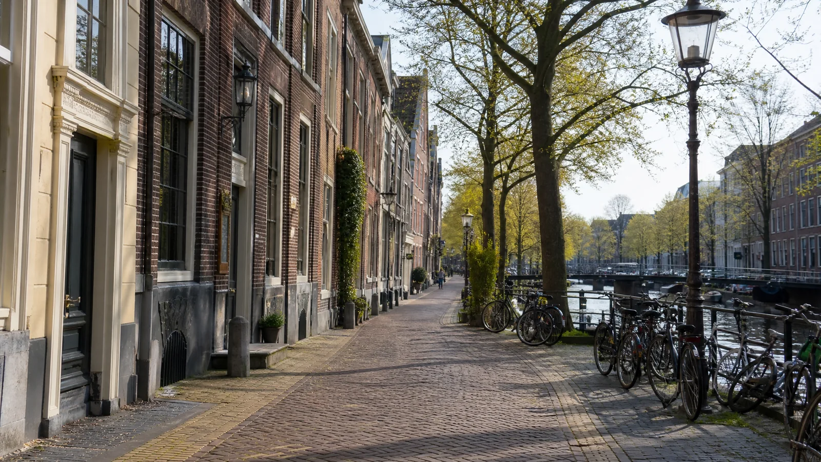 Neutrale visual met klok, route en Lange Veerstraat voor bezoekersinformatie