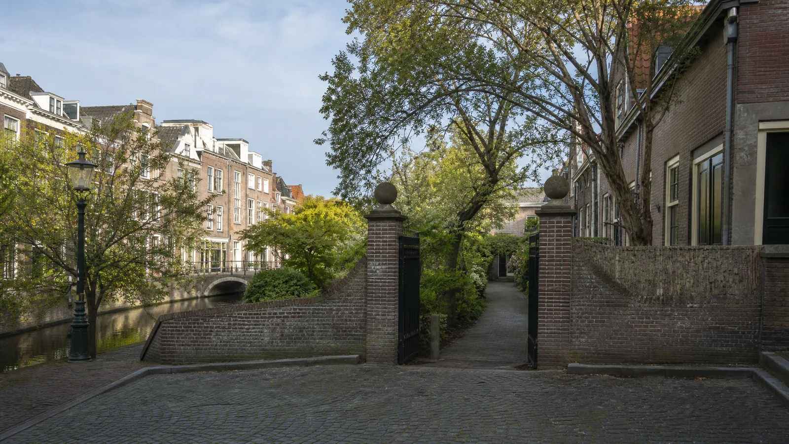 Realistisch Haarlems redactiebeeld bij Proveniershof: binnenhof en stille overgang