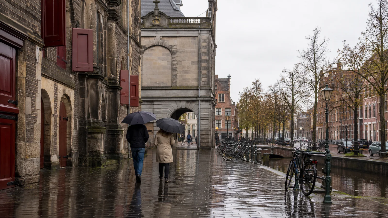realistic regenlicht op Haarlemse gevels en natte straatstenen zonder mensen of productbeeld