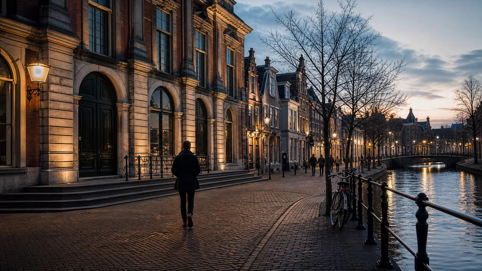 Rustig redactiebeeld van een Haarlemse cultuurstraat met warm gevellicht en lege stoep