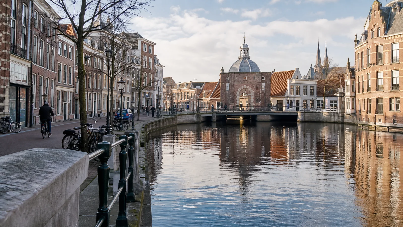 realistische Haarlem-routevisual met gevelritme, waterlijn en rustige routebogen