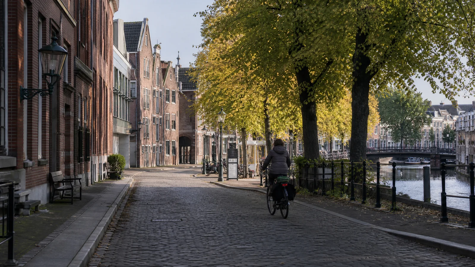 Realistische Haarlem-visual met gevelritme, routebogen en open stadsruimte