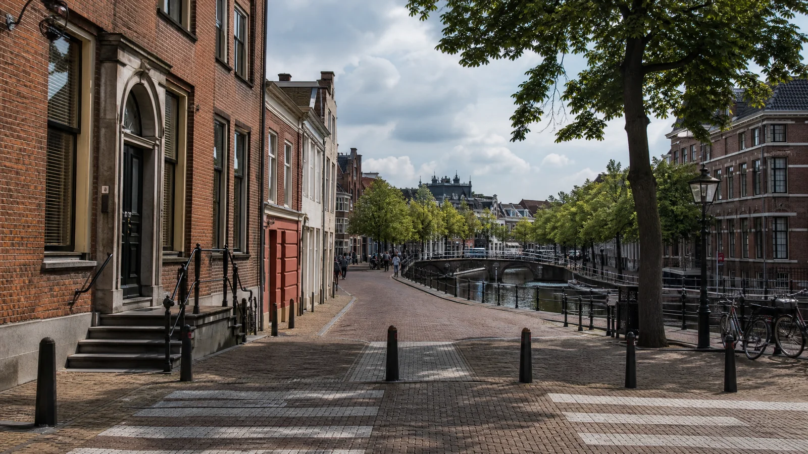 Rustige Haarlemse straat en waterlijn als redactionele context voor aankomen in de stad