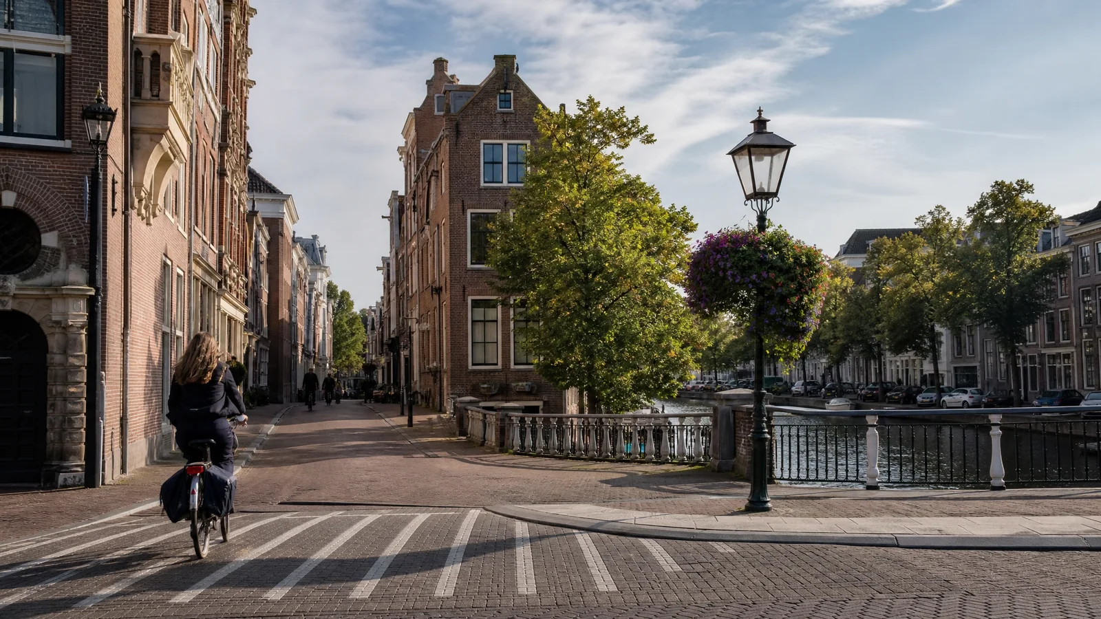 realistische beeldverhaalvisual met Haarlemse gevelvormen, panelen en een rustige route