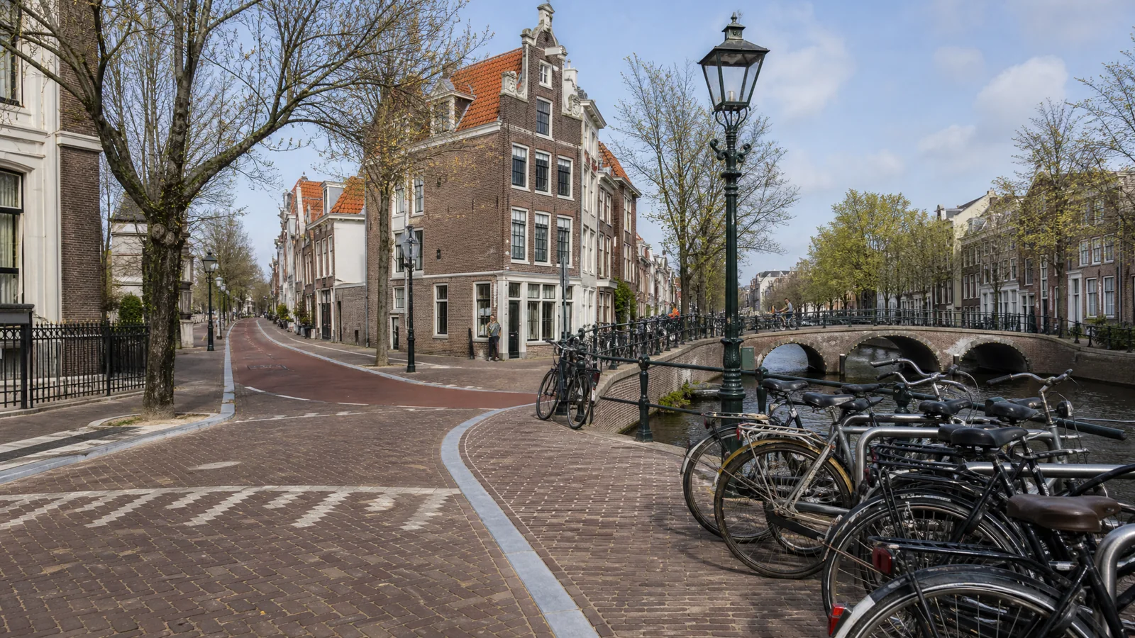 Realistisch Haarlems straatbeeld met fietslijn, stoep en rustige bezoekersroute