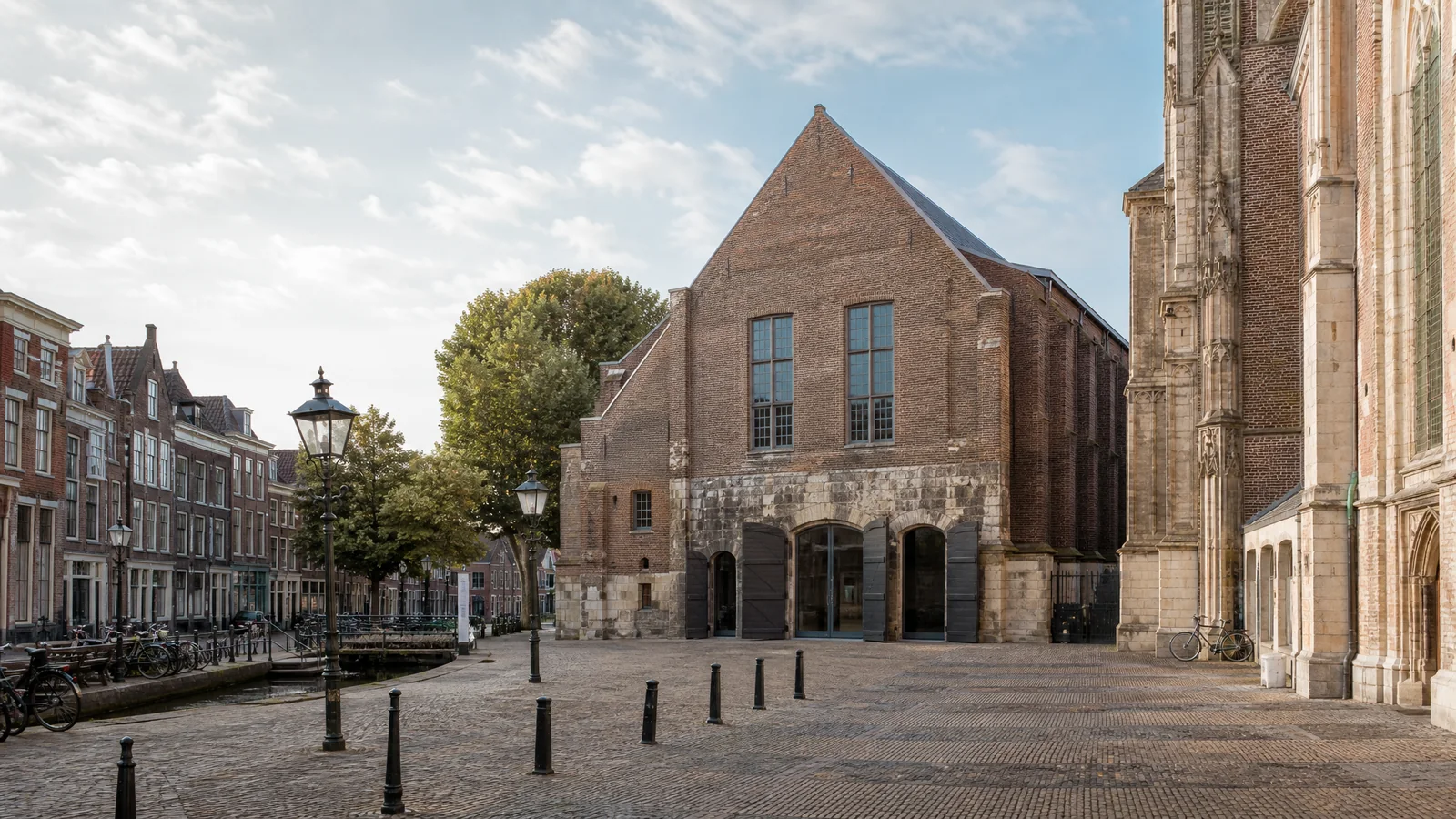 Realistische Haarlem-visual bij Vleeshal als rustige Grote Markt-context rond steen, schaal en kijken