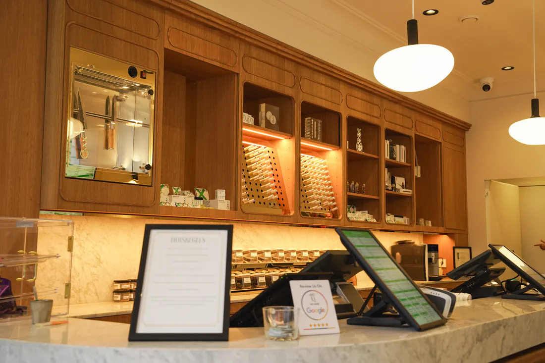 Warm houten interieur van Boerejongens Haarlem coffeeshop