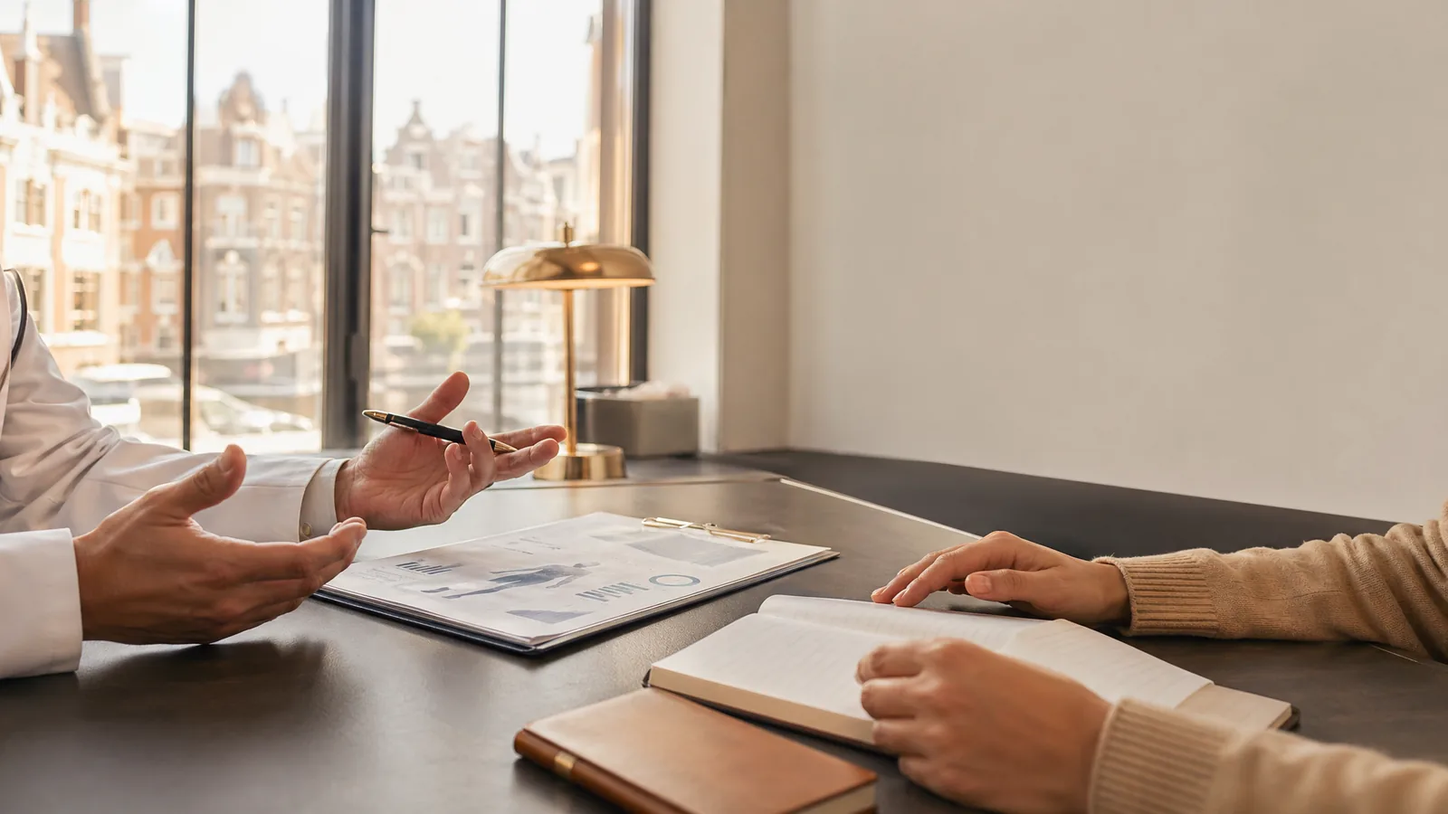 Arts en bezoeker bespreken informatie aan een rustig bureau