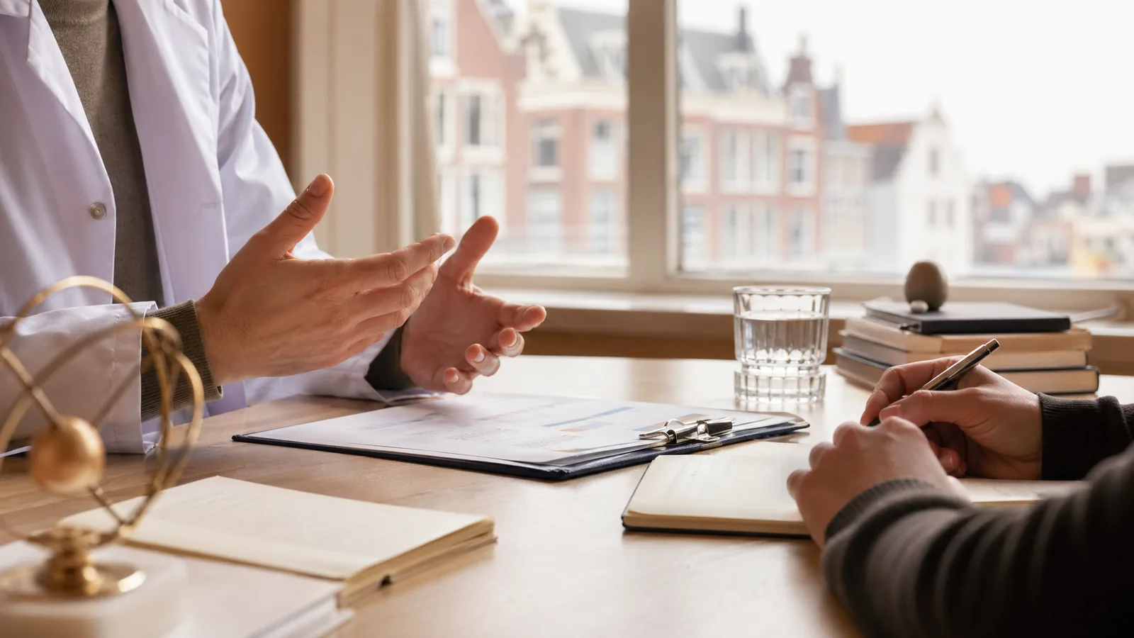 Arts en bezoeker bespreken informatie aan een rustig bureau