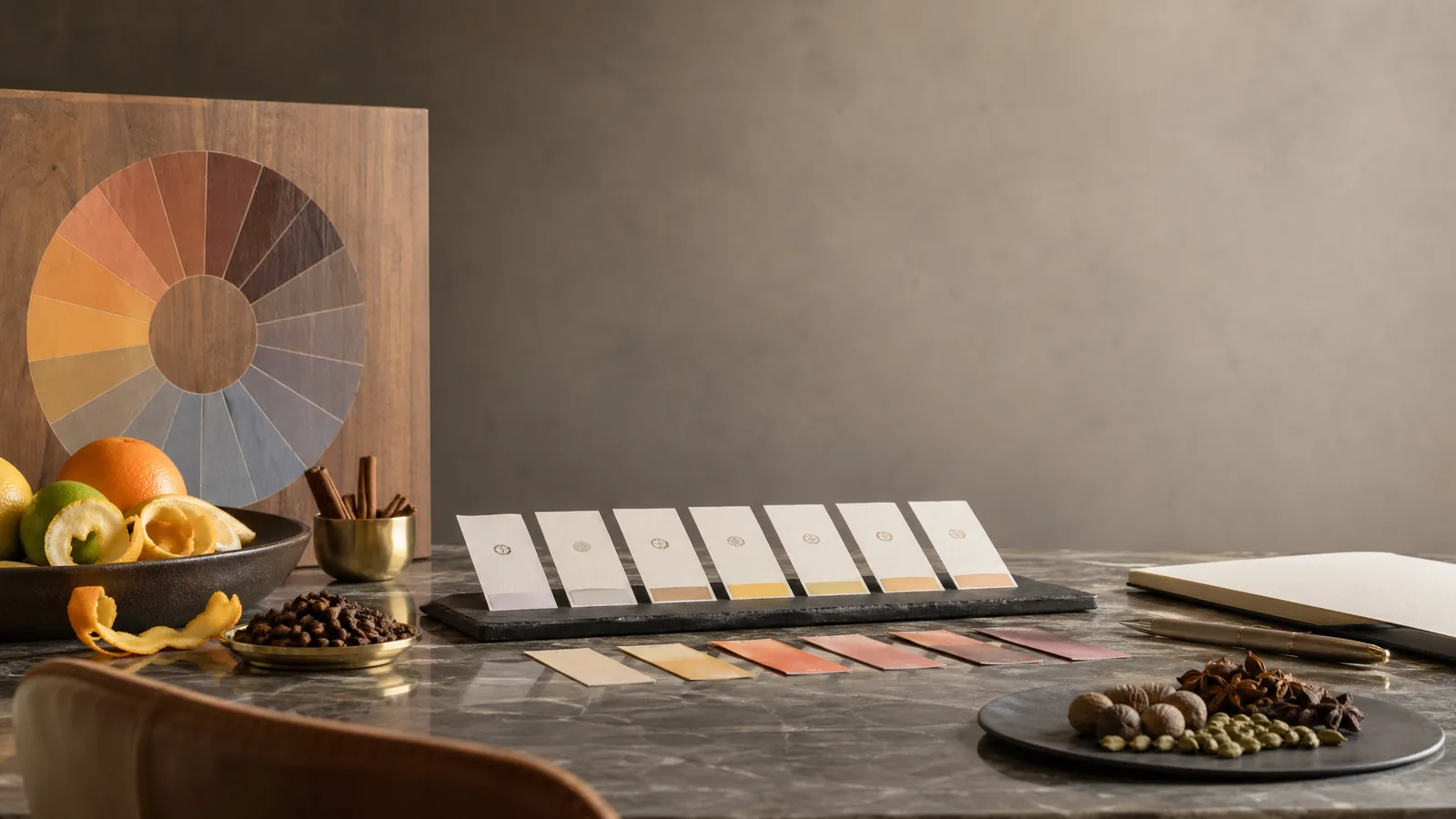 Sensorische tafel met kleurstalen en aroma-elementen
