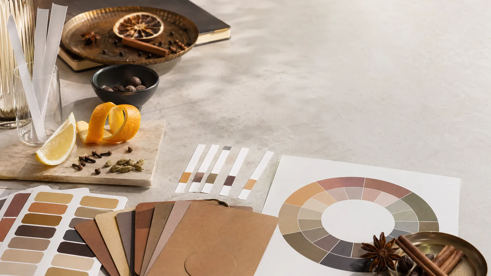 Sensorische tafel met kleurstalen en aroma-elementen